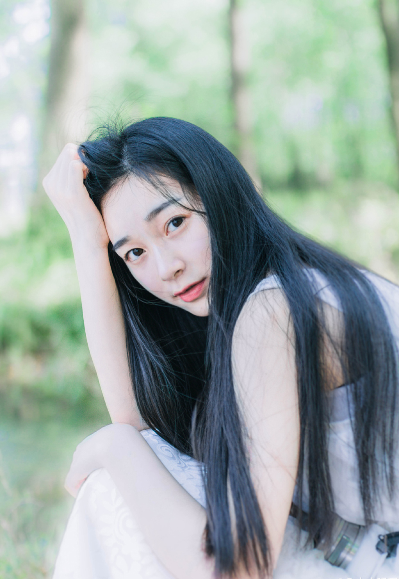 刘璋被擒，张任也被放出来，可惜却抵死不愿投降关中，双方没有太大恩怨，庞统等人也感其忠义，不愿杀之，又担心张任投了刘备，因此被软禁在成都。
